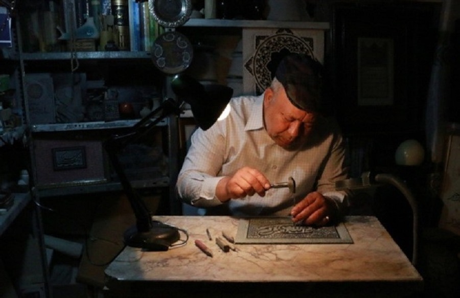 حسین سراقی نوغانی از قدیمی‌ترین هنرمندان «سنگ نگار» مشهد است