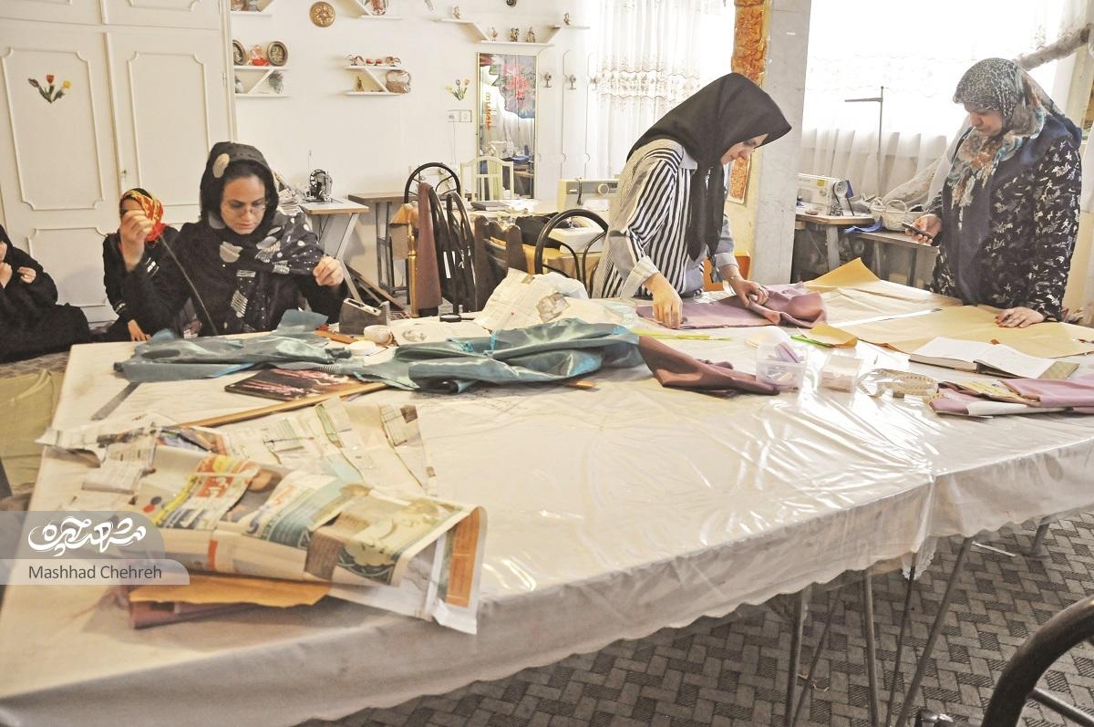 یک کارگاه هنر و دستانی که برای نیازمندان کوک میزنند یک کارگاه هنر و دستانی که برای نیازمندان کوک میزنند