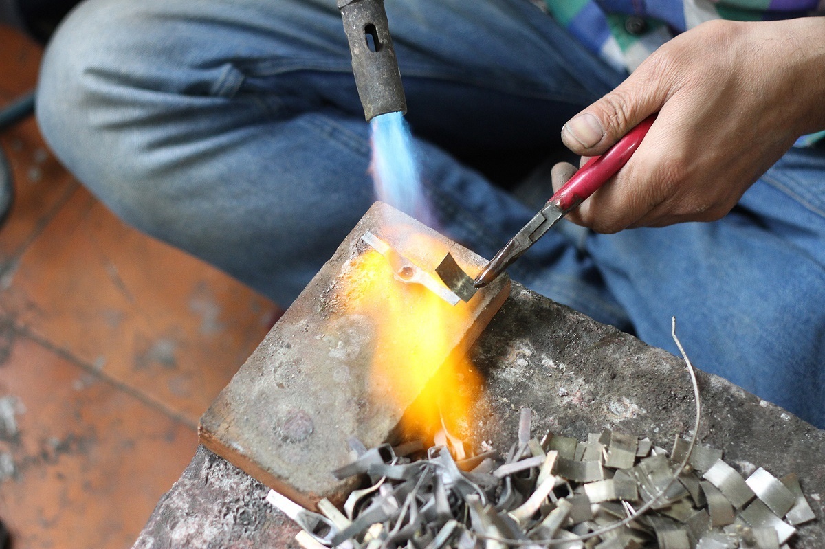 انگشترسازی که سالهاست حرز میزند انگشترسازی که سالهاست حرز میزند