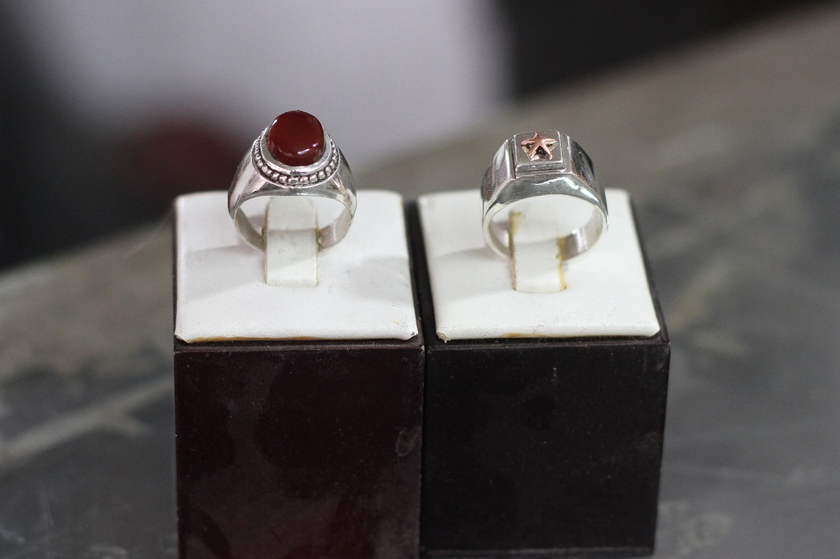 انگشترسازی که سالهاست حرز میزند انگشترسازی که سالهاست حرز میزند