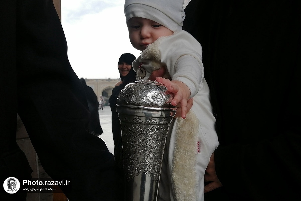 تاریخ  عصاهای نقرهای دربانیِ حرمرضوی که بوسههای بسیاری بر آن نقش خورده است تاریخ  عصاهای نقرهای دربانیِ حرمرضوی که بوسههای بسیاری بر آن نقش خورده است