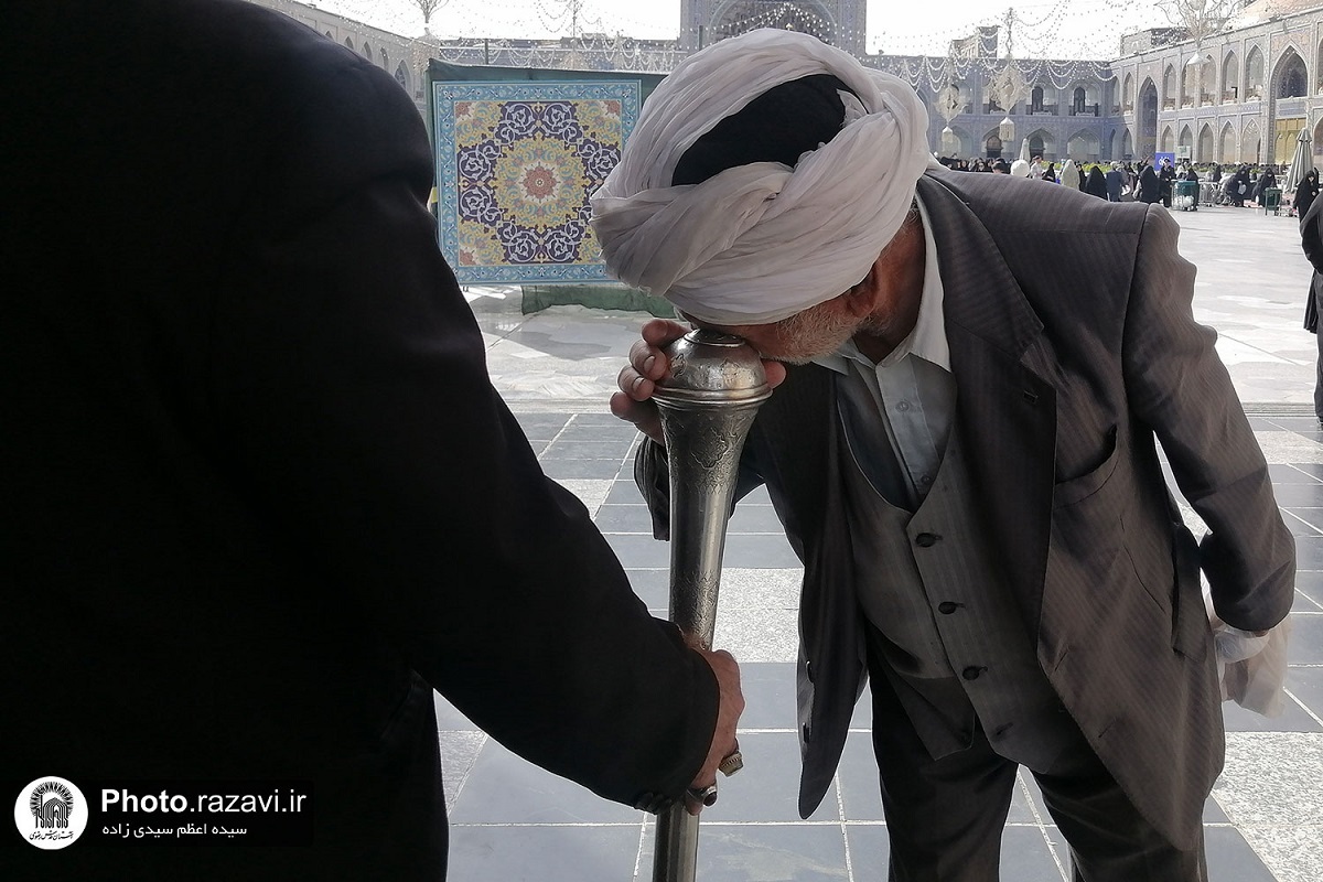 تاریخ  عصاهای نقرهای دربانیِ حرمرضوی که بوسههای بسیاری بر آن نقش خورده است تاریخ  عصاهای نقرهای دربانیِ حرمرضوی که بوسههای بسیاری بر آن نقش خورده است