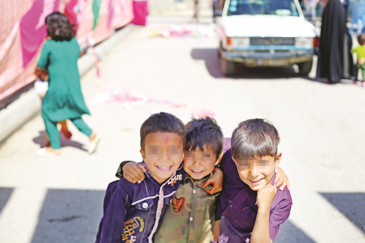 دعا به دست، رو به آسمان کودکی دعا به دست، رو به آسمان کودکی