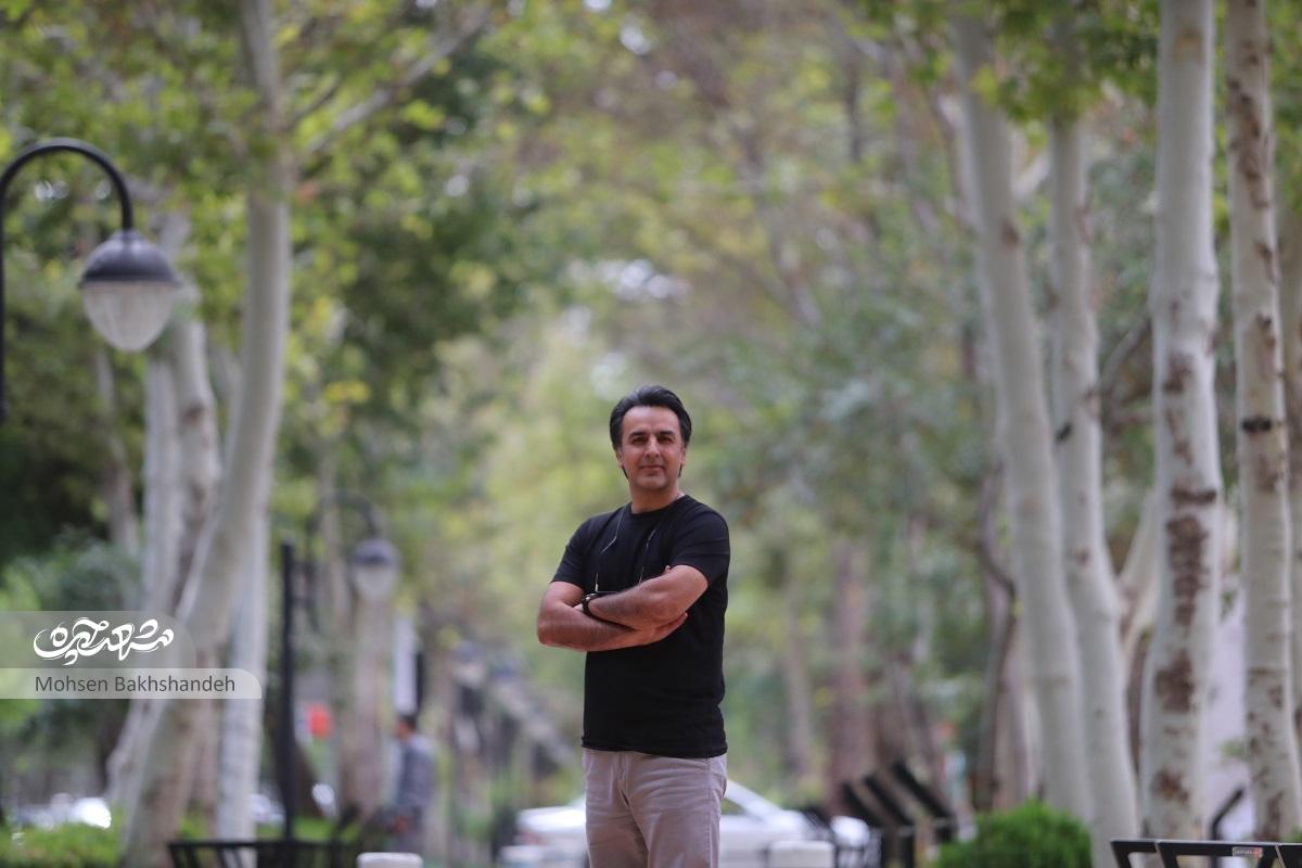 روزنامههای ۵ تومانی برای جواد رستمزاده نان و آب شد روزنامههای ۵ تومانی برای جواد رستمزاده نان و آب شد