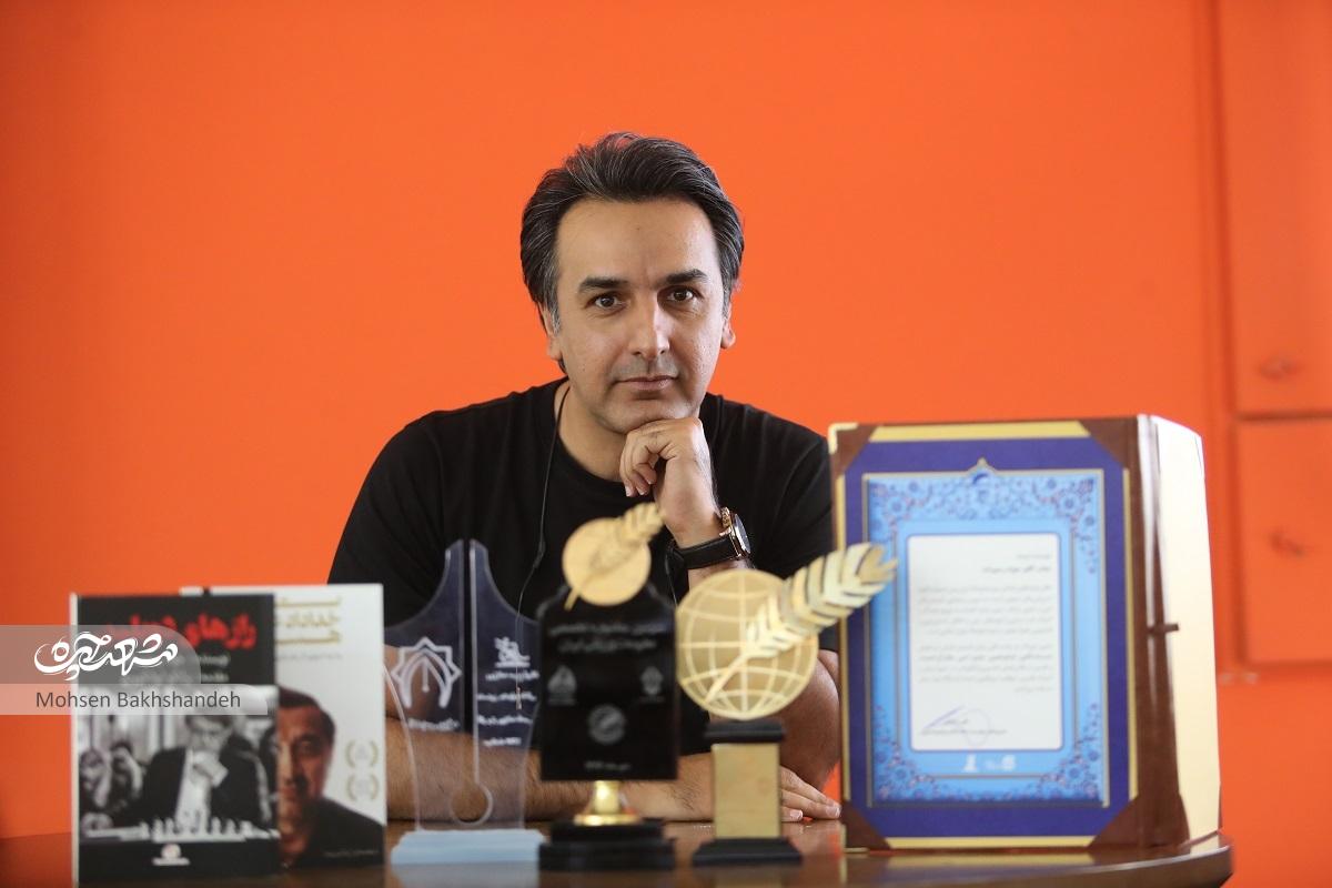 روزنامههای ۵ تومانی برای جواد رستمزاده نان و آب شد روزنامههای ۵ تومانی برای جواد رستمزاده نان و آب شد