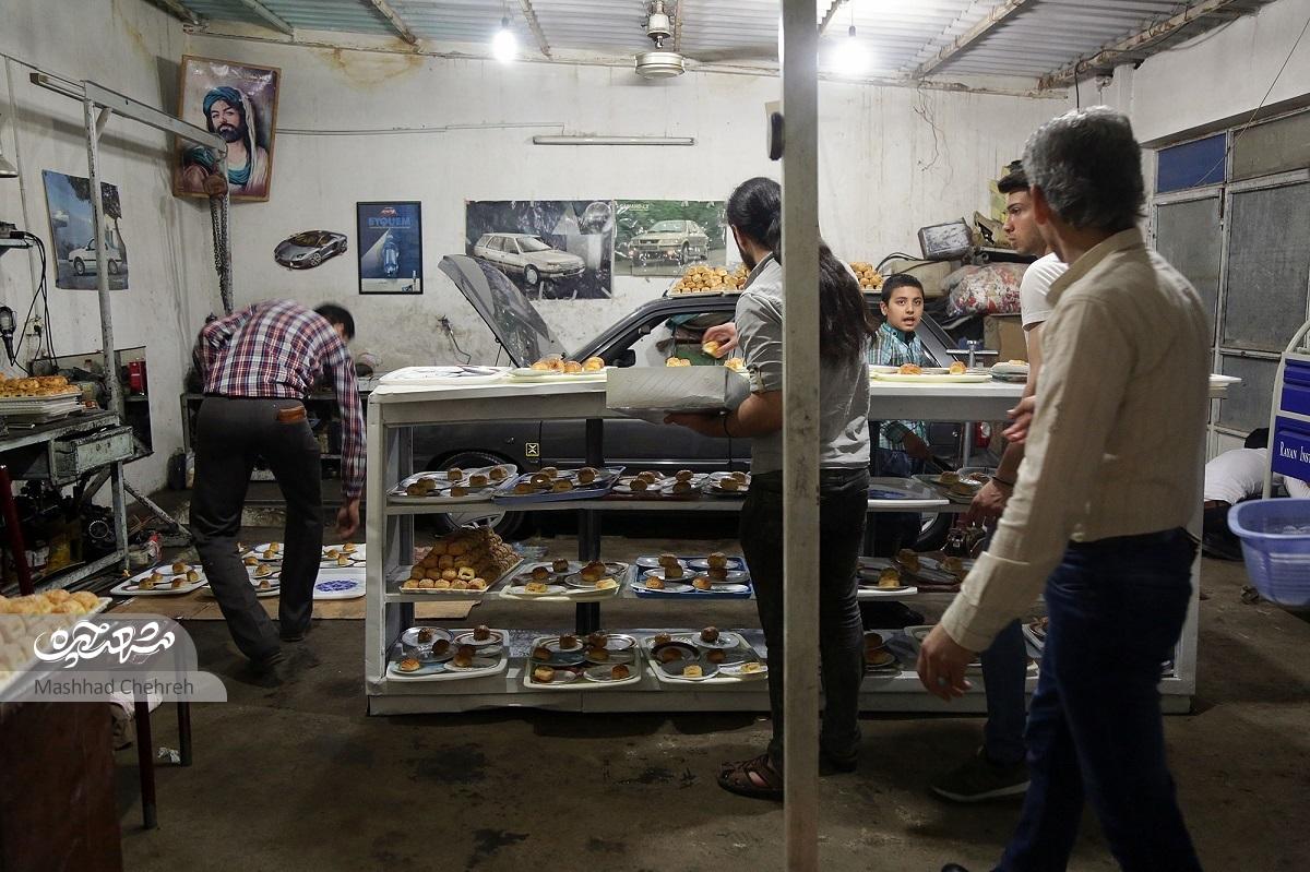 ابوالقاسم عربزاده بانی جشنی است که از ۴ دهۀ قبل در محلۀ ۱۷ شهریور برپاست ابوالقاسم عربزاده بانی جشنی است که از ۴ دهۀ قبل در محلۀ ۱۷ شهریور برپاست