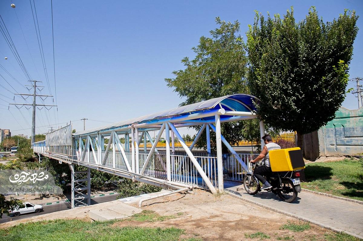 پُلی که بهجای عابرپیاده، موتورسواران از آن عبور میکنند پُلی که بهجای عابرپیاده، موتورسواران از آن عبور میکنند
