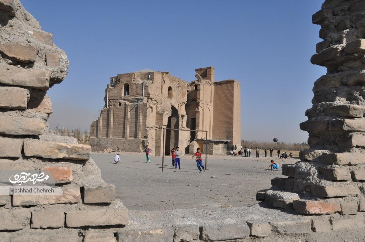 مرثیهای برای ایوان که به حال خودش رها شده است مرثیهای برای ایوان که به حال خودش رها شده است