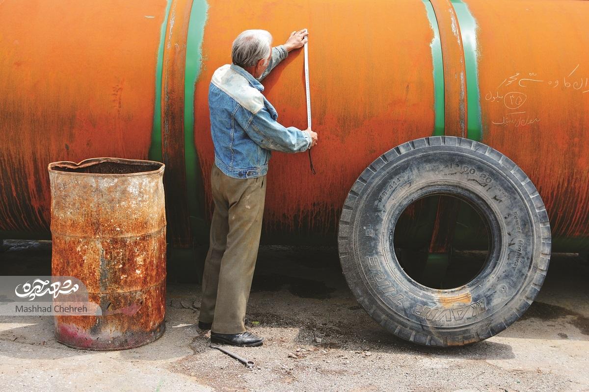 آهنگر باسابقه محله ابوذر به فکر شاد کردن مردم است آهنگر باسابقه محله ابوذر به فکر شاد کردن مردم است