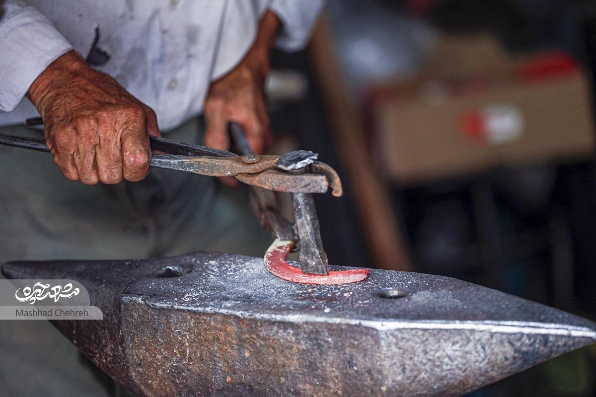 عزیز ابراهیمی؛ مردی که یک عمر در کار کفش اسب‌ها بوده است