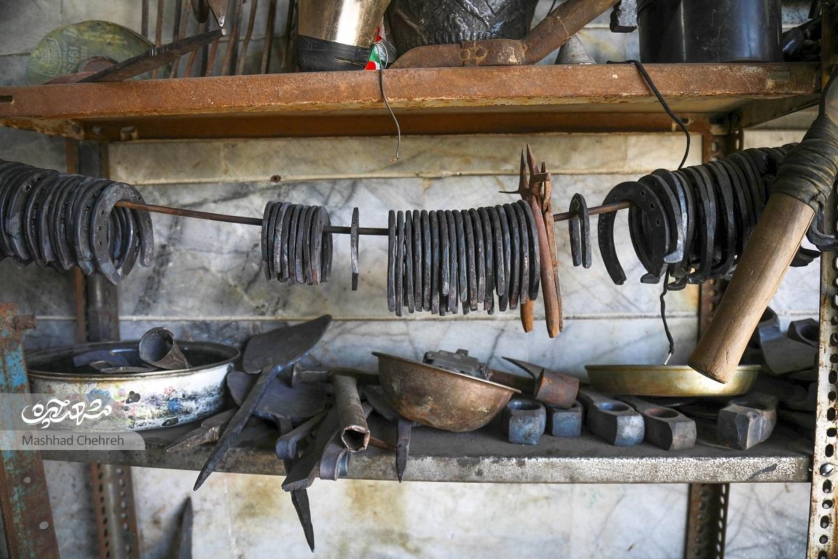 عزیز ابراهیمی؛ مردی که یک عمر در کار کفش اسب‌ها بوده است