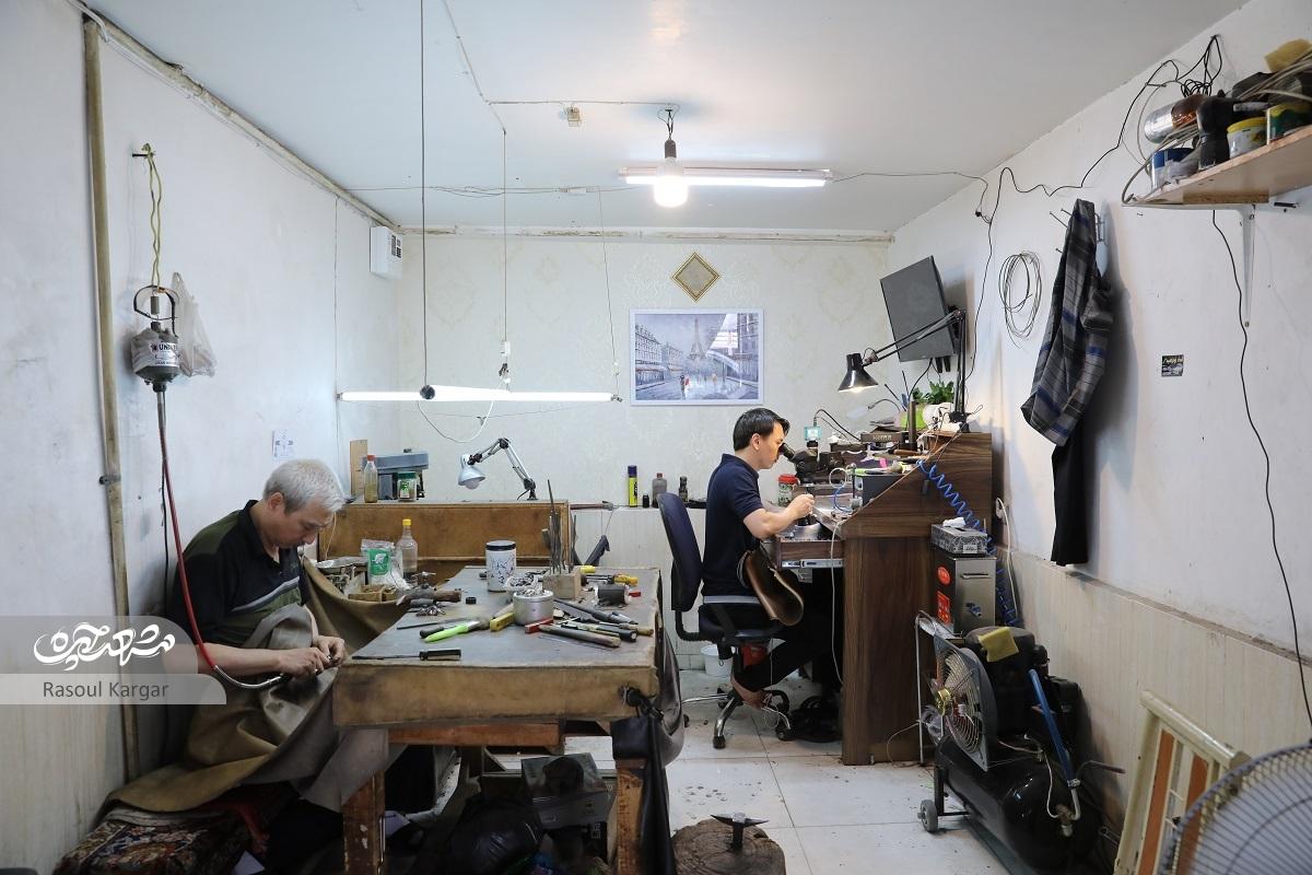 پسر جعفر آقای علیزاده، هنرمند محله طلاب، با افتخار شغل پدرش را ادامه میدهد پسر جعفر آقای علیزاده، هنرمند محله طلاب، با افتخار شغل پدرش را ادامه میدهد