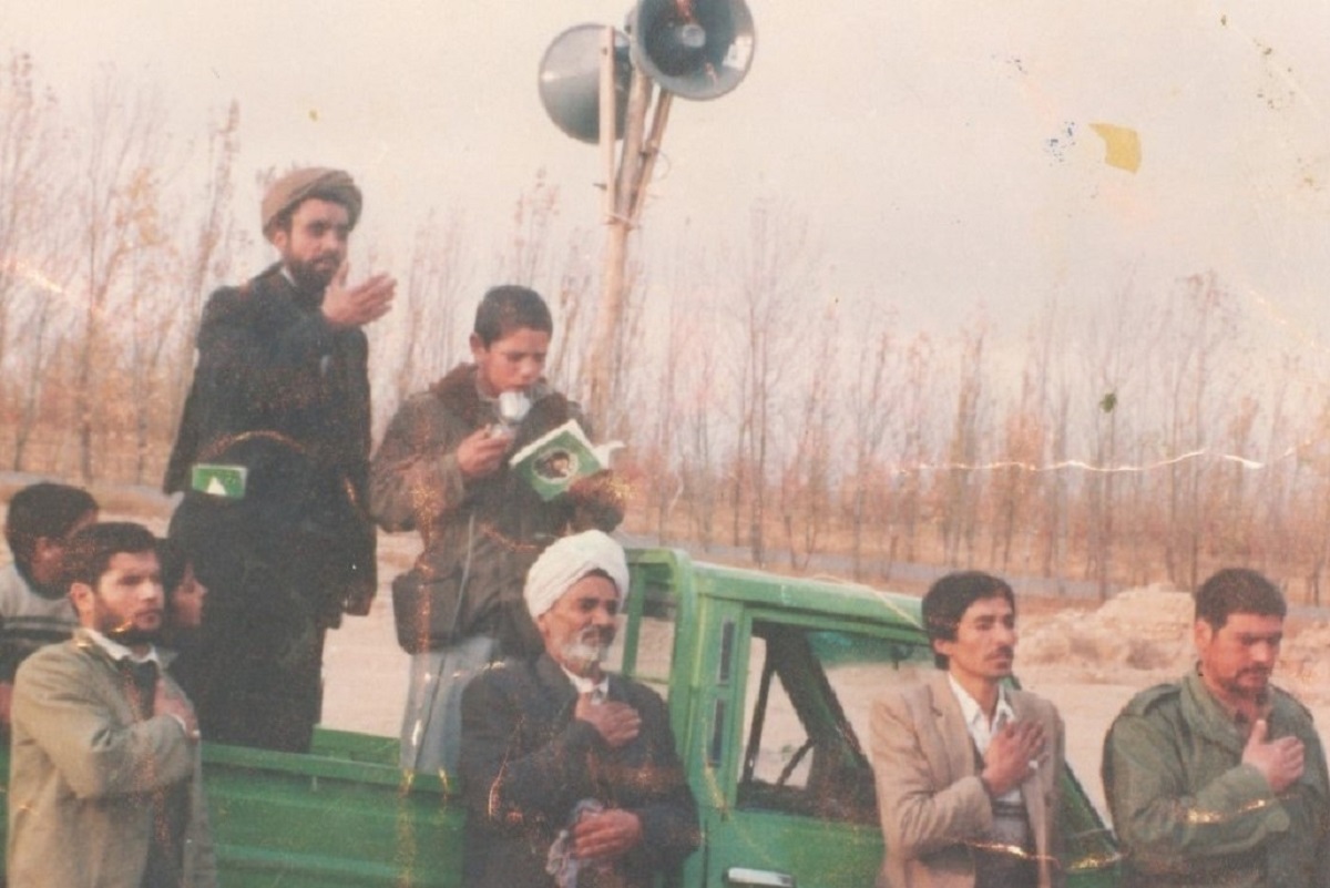 محمد رائیان بر پشت بام مساجد طرق اذان می‌گفت