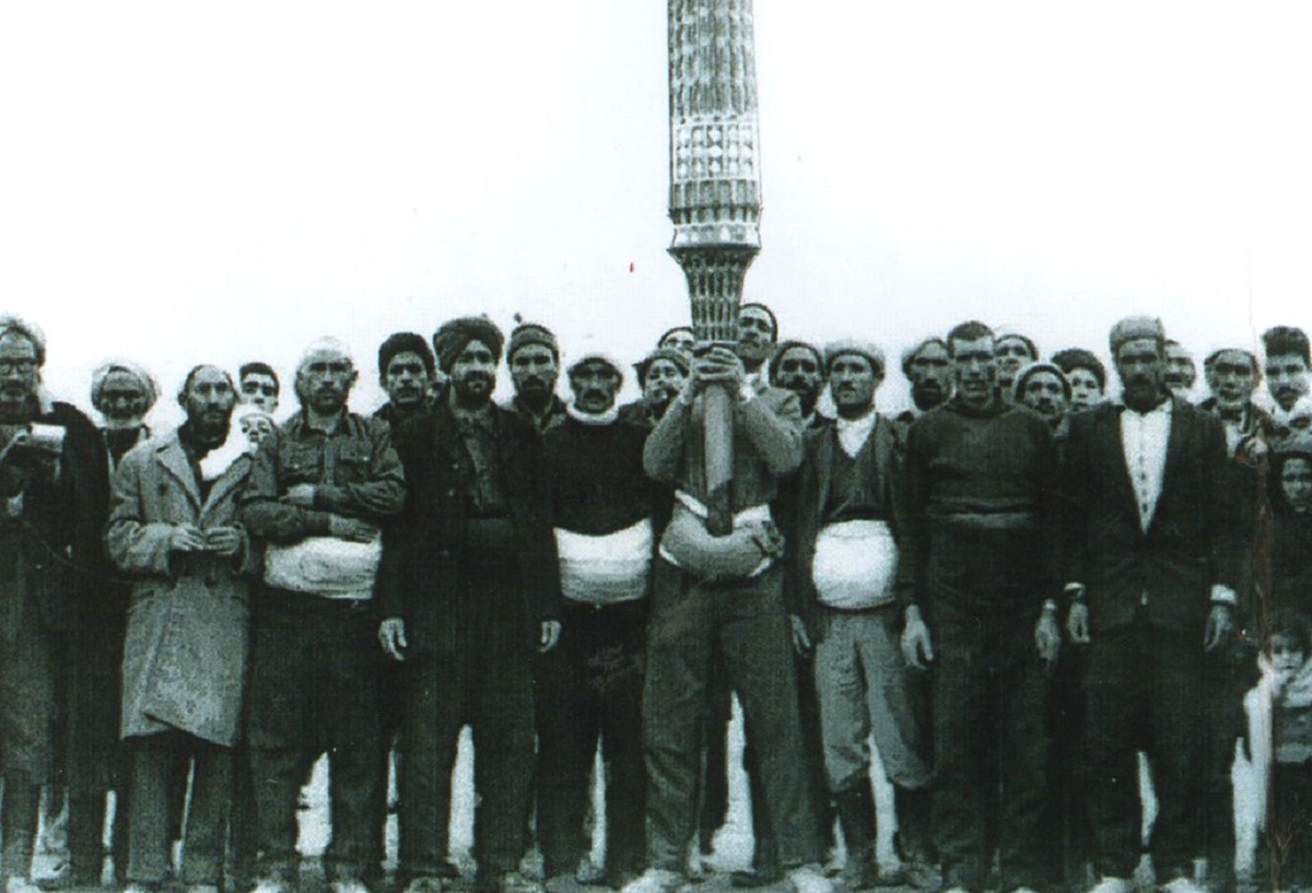 محمد رائیان بر پشت بام مساجد طرق اذان می‌گفت