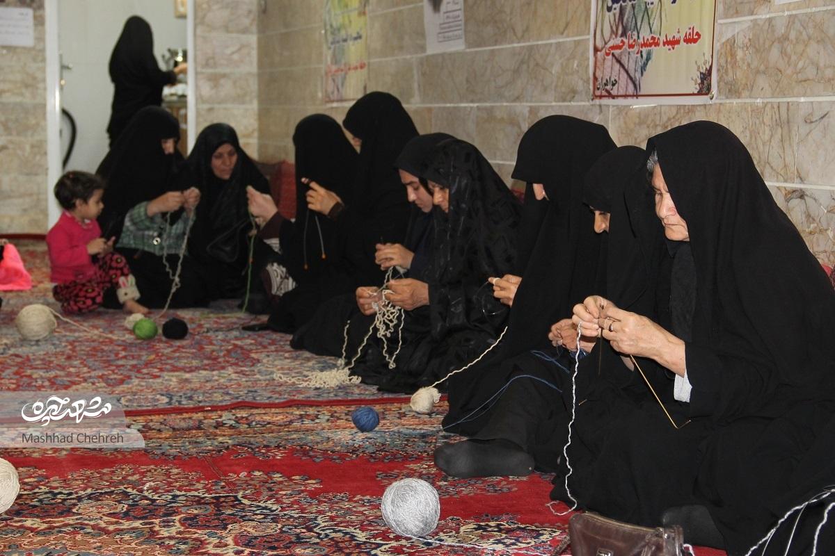 بانوان محله پروین اعتصامی برای زائران پیاده، میل بافتنی به دست گرفتند و دستکش بافتند