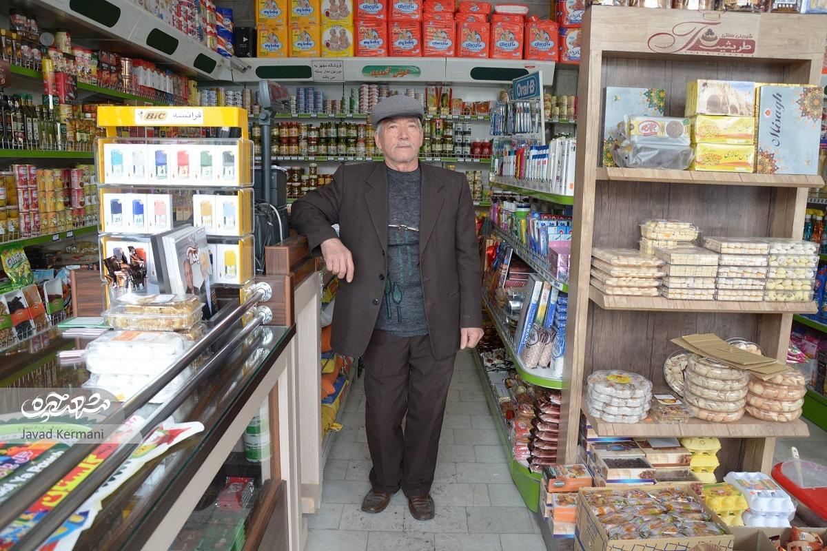 بقالی رمضان حیدری در محله رضاشهر بیشتر از ۳۰ سال عمر دارد