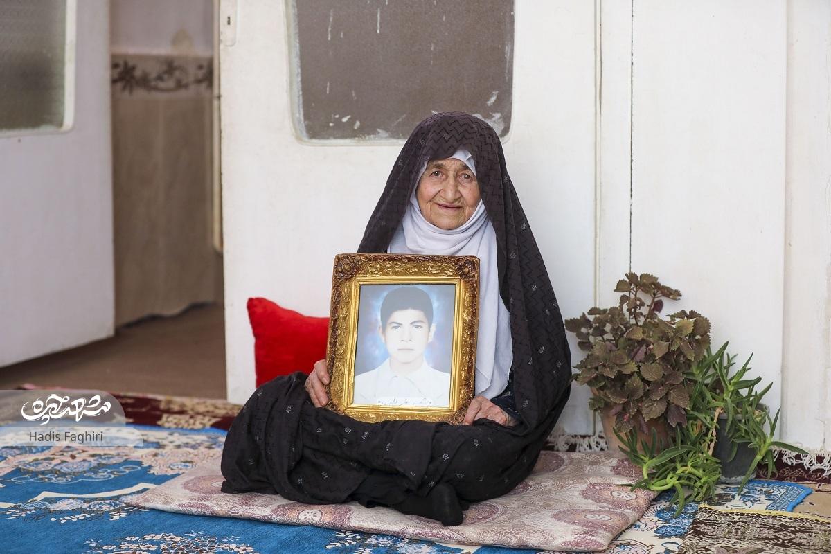 مادر شهیدعلی ایزدخواه هنوز هم شهادت پسرش را باور ندارد