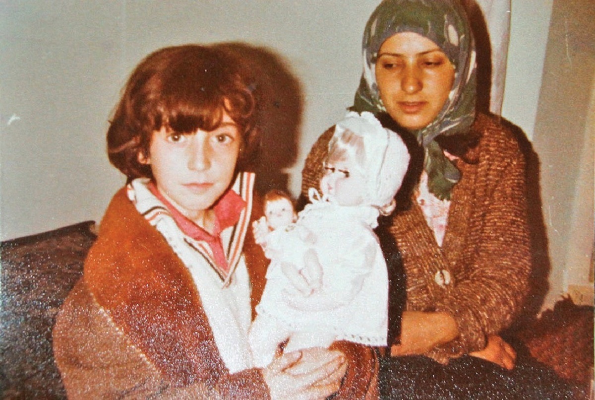 ماهمنیر خانم «ماما»ی همه بچههای طرق ماهمنیر خانم «ماما»ی همه بچههای طرق