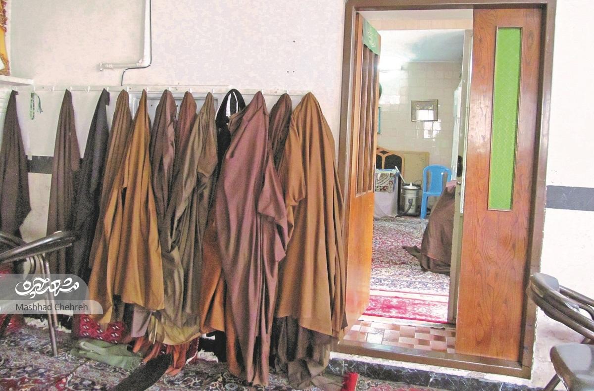 در مسجد «آل عبا» نمازگزاران با عبا نماز می‌خوانند