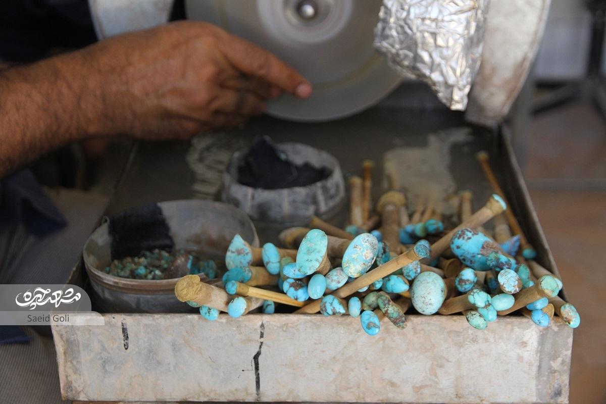 حسن حیدری ۴۴ سال با فیروز و سنگهای قیمتی سر و کار داشته است حسن حیدری ۴۴ سال با فیروز و سنگهای قیمتی سر و کار داشته است