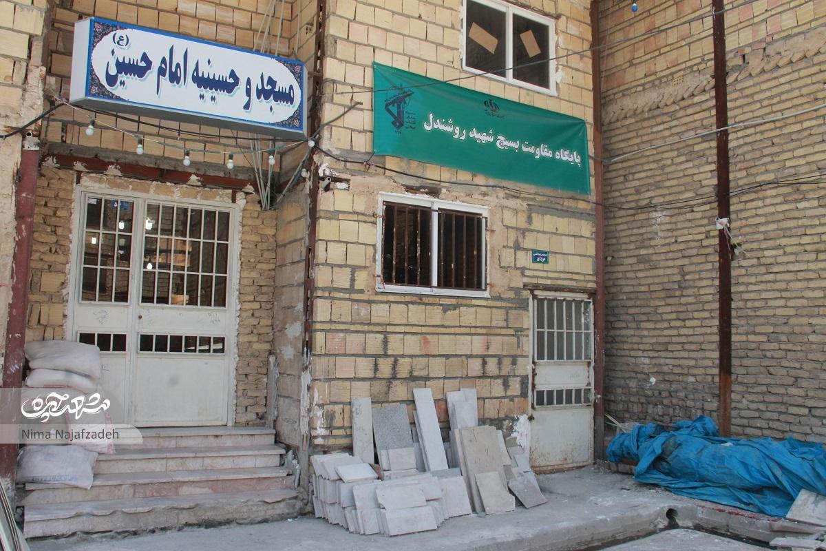 واقف مسجد امام حسین (ع) با گاری بلورفروشی می‌کند