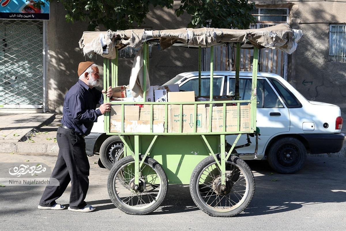 واقف مسجد امام حسین (ع) با گاری بلورفروشی می‌کند