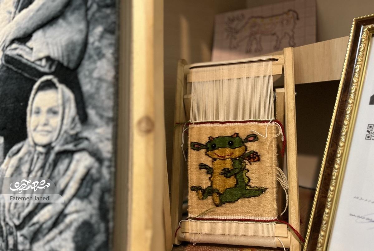 نازآفرین آرش هنر قالیبافی را به توانیابان هم آموزش میدهد نازآفرین آرش هنر قالیبافی را به توانیابان هم آموزش میدهد