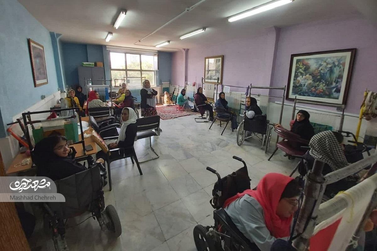 نازآفرین آرش هنر قالیبافی را به توانیابان هم آموزش میدهد نازآفرین آرش هنر قالیبافی را به توانیابان هم آموزش میدهد