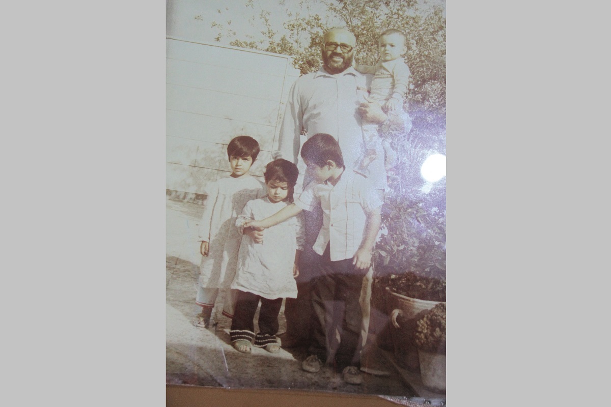 هرسال با هزینه شخصی برای شهیدمان مراسم بزرگداشت برگزار ميكنيم هرسال با هزینه شخصی برای شهیدمان مراسم بزرگداشت برگزار ميكنيم