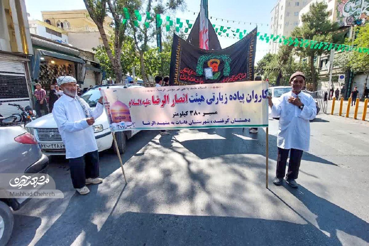 خادمان خارج از حرم