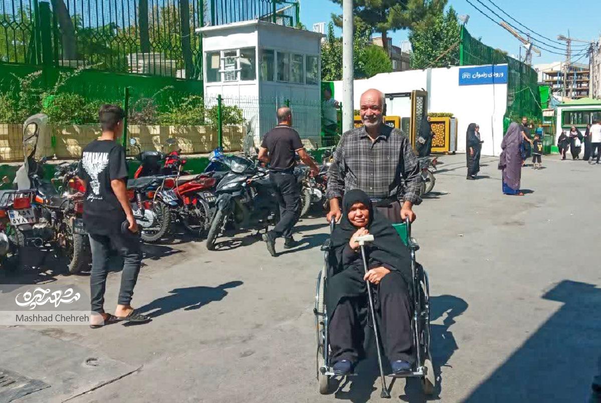 خادمان خارج از حرم