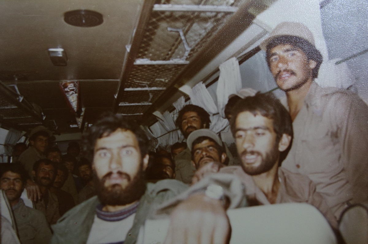 غلام تنومند سرباز انقلابی که تیربارش را رها کرد و به مردم پیوست غلام تنومند سرباز انقلابی که تیربارش را رها کرد و به مردم پیوست