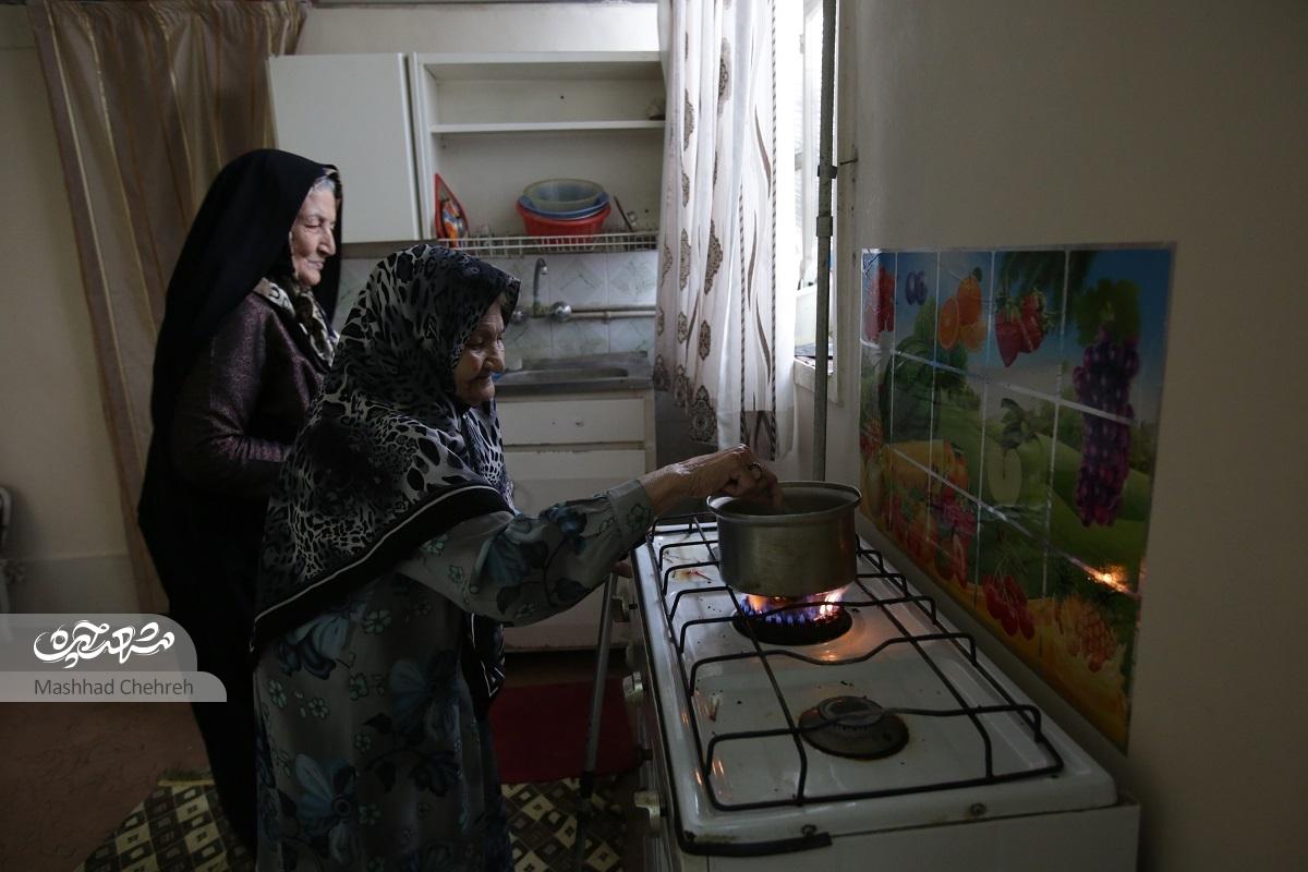 «بمانجان» مادر ۹۶ ساله محله پروین اعتصامی است «بمانجان» مادر ۹۶ ساله محله پروین اعتصامی است