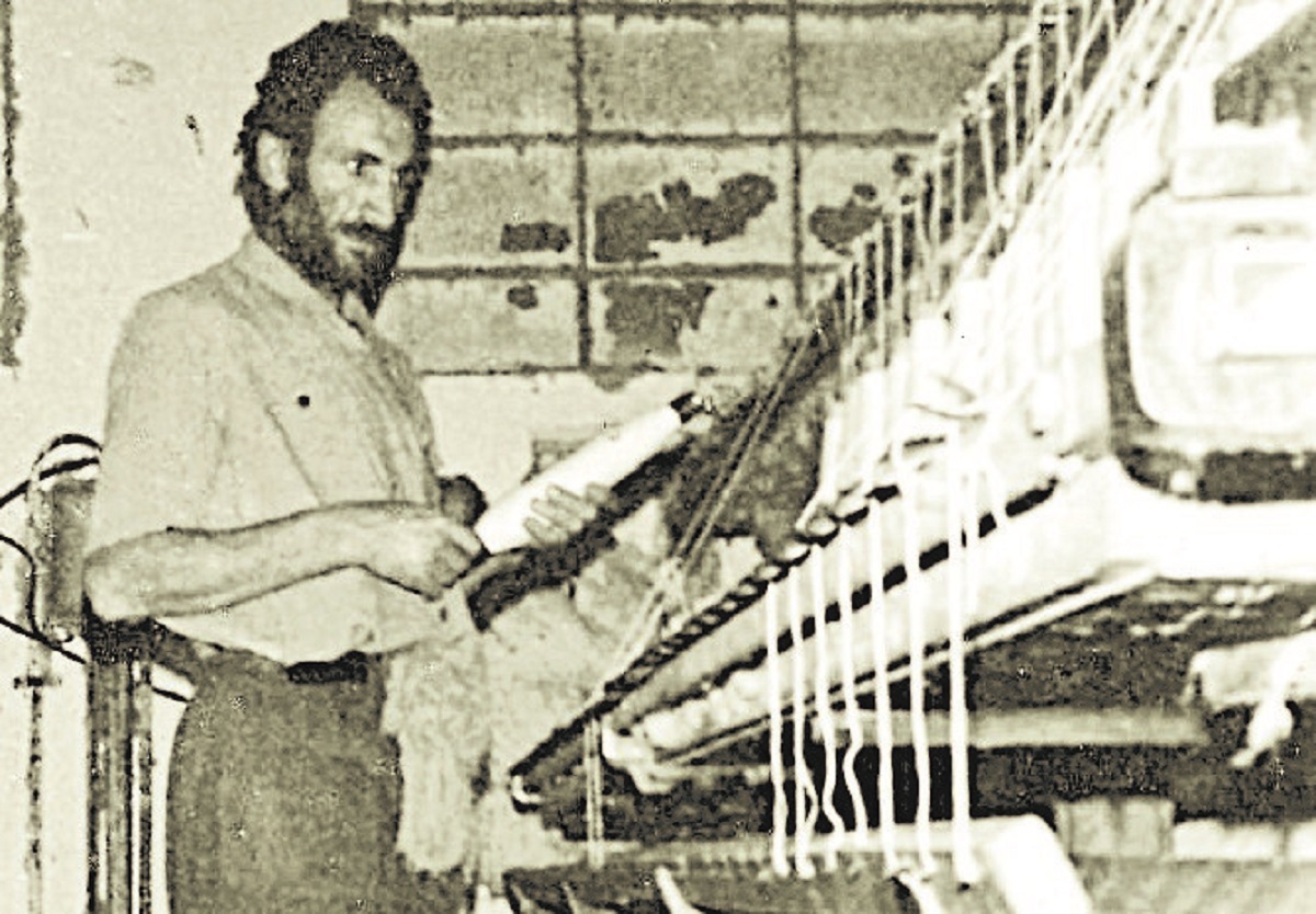 غلام‌محمد بیدگلی- یکی از کارگران روزمزد کارخانه نخریسی