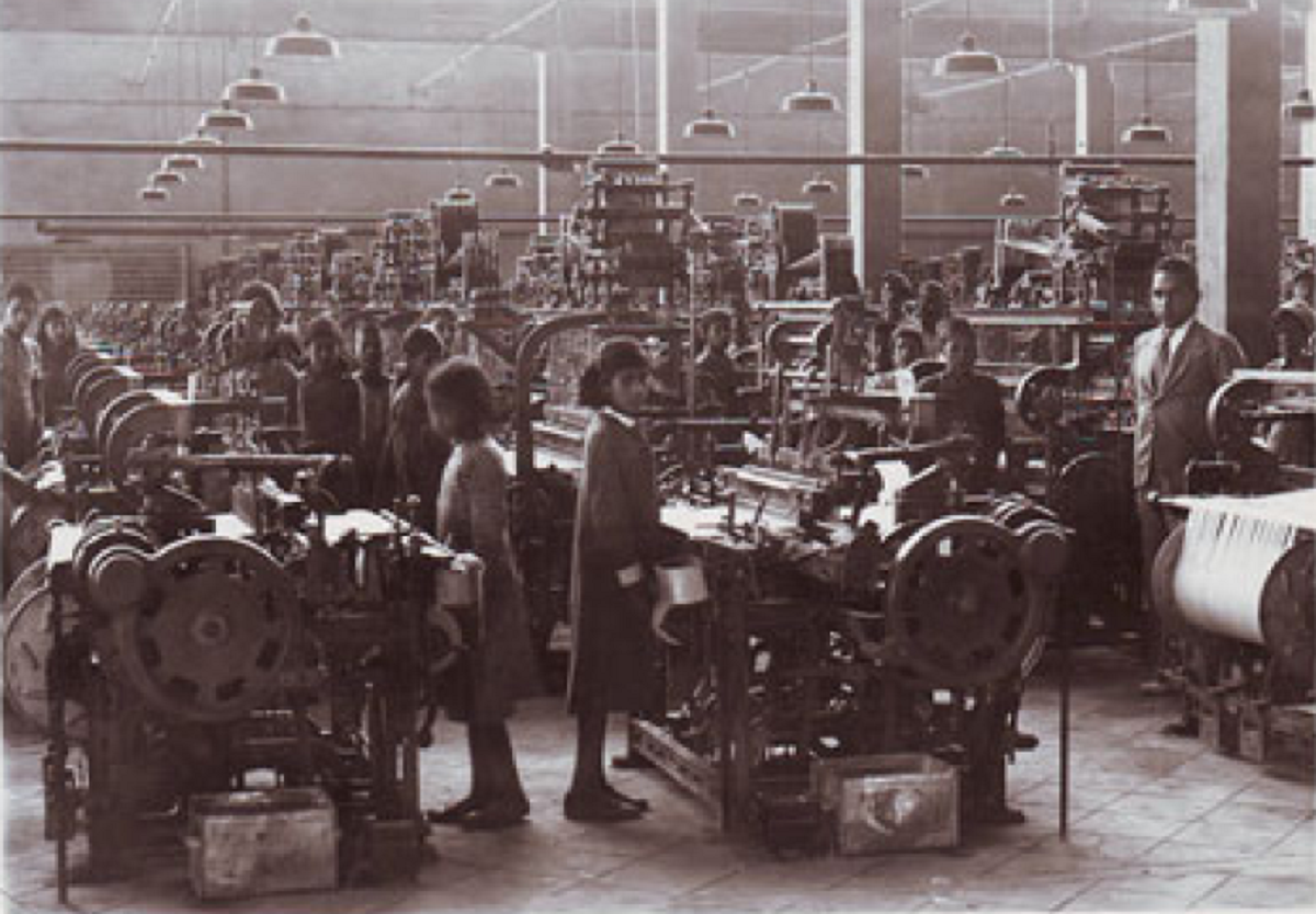 در کارخانه نخ ریسی سه بار زمین گرفتم!