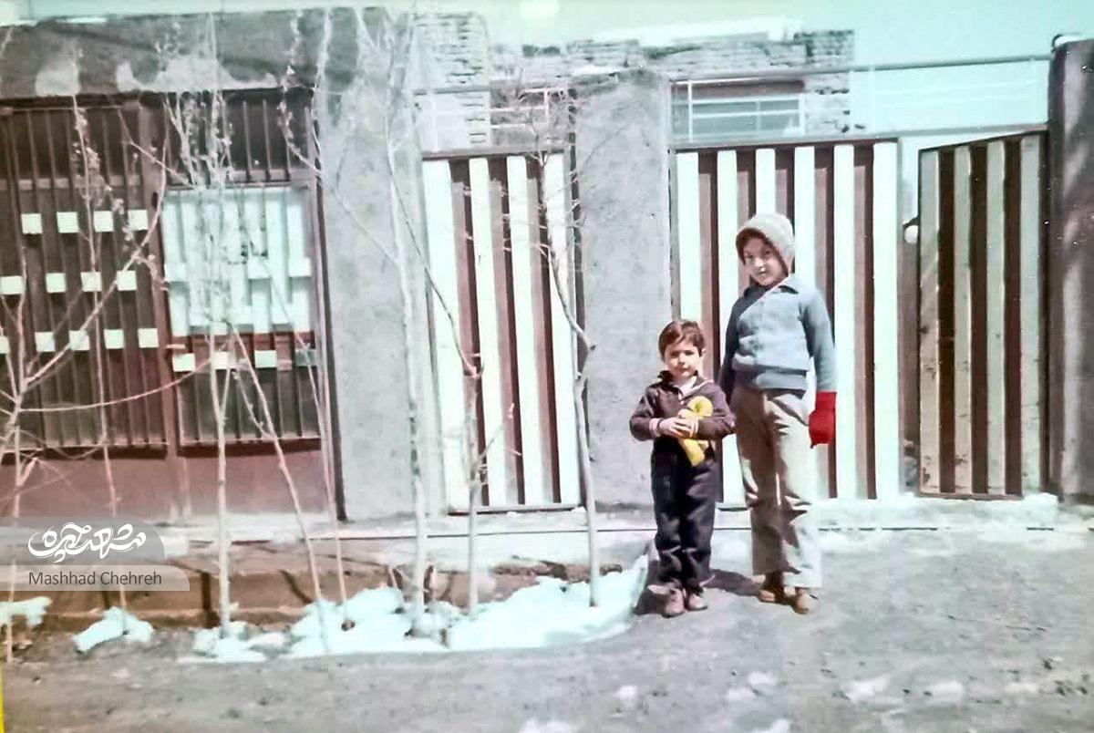 تلفن خانه خانواده آقاپور در زمان دفاع مقدس تلفنخانه محله بود تلفن خانه خانواده آقاپور در زمان دفاع مقدس تلفنخانه محله بود