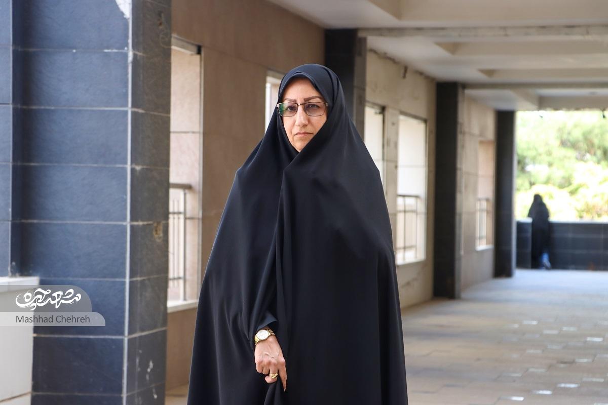 مرضیه مکاری با پای گچ‌گرفته هم به مدرسه رفت