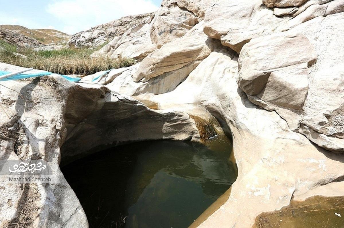 آب و سنگ، پادشاه سرزمین «هفت‌حوض»