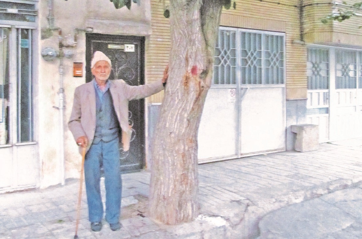 پدر شهید عباس علی‌نژاد در حمام محله‌شان کار می‌کند