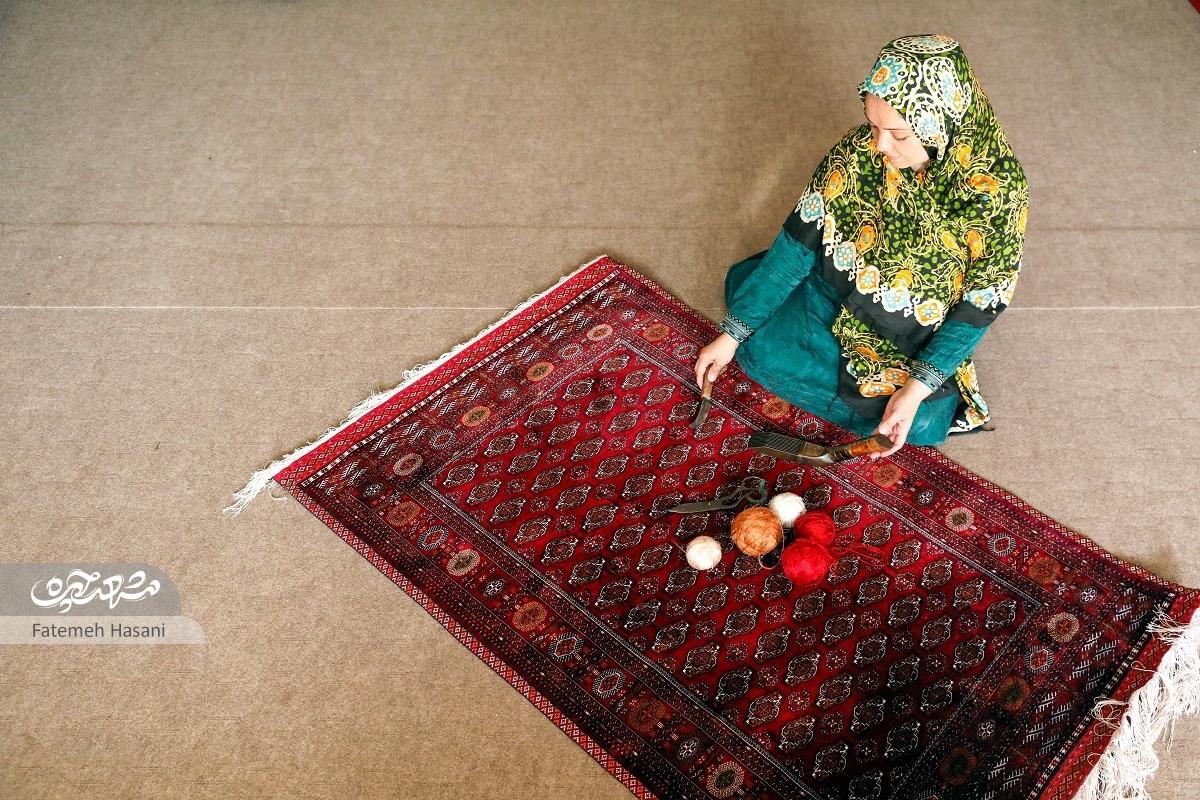 بانوی ترکمن محله مهرآباد چنان شیفته قالیبافی است که عمرش را پای این هنر گذاشته استخاطرات پنهان در رجها بانوی ترکمن محله مهرآباد چنان شیفته قالیبافی است که عمرش را پای این هنر گذاشته استخاطرات پنهان در رجها
