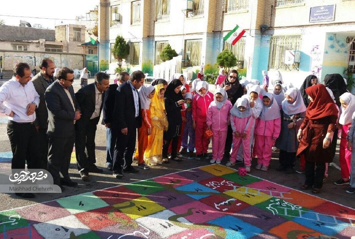 حیاط دبستان شهیدرحمانی‌‌پور پر از بازی است