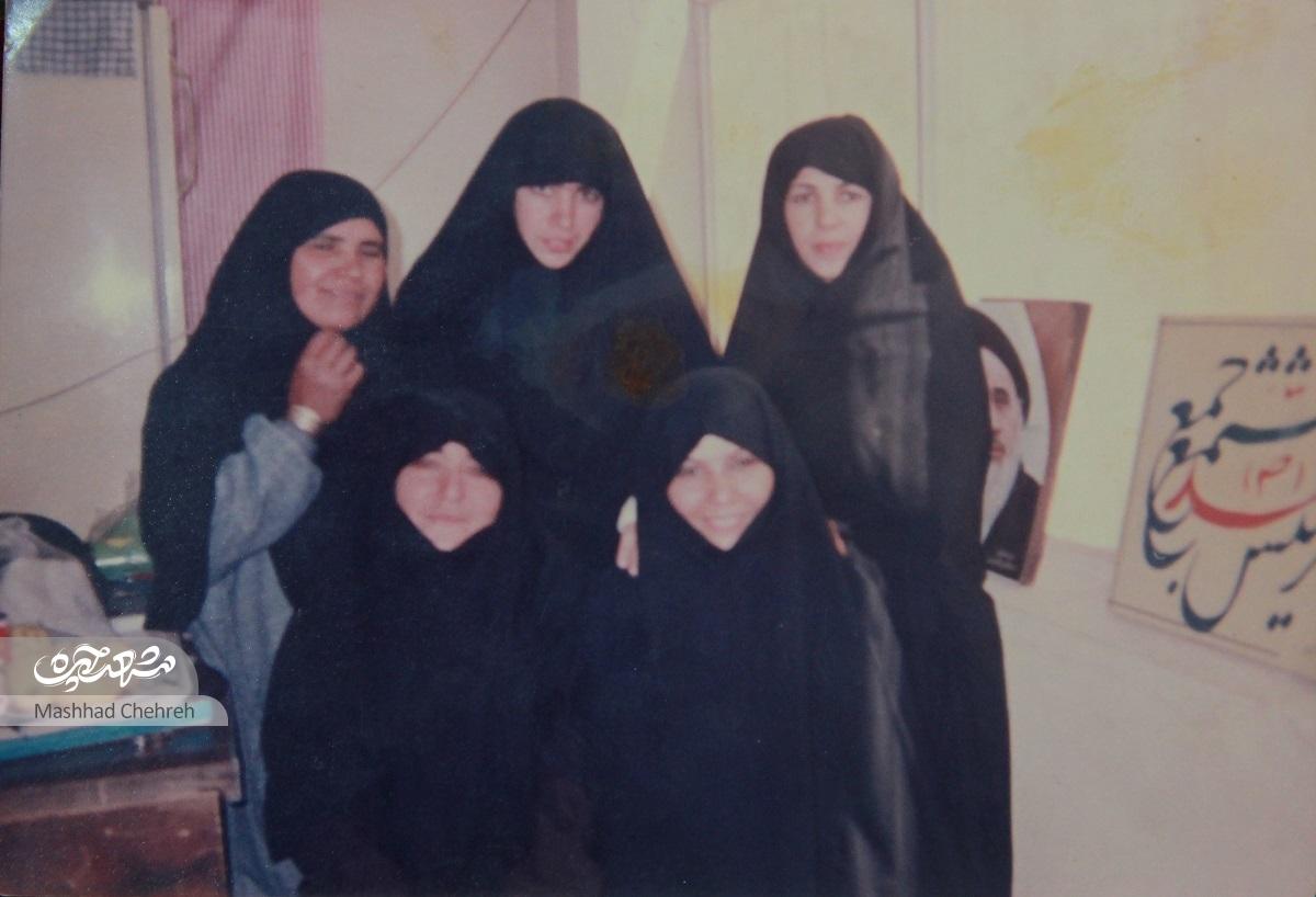 پرستار سال‌های جنگ، روی صندلی چرخدار، دختران بی‌سرپرست طرق را یاری می‌کند