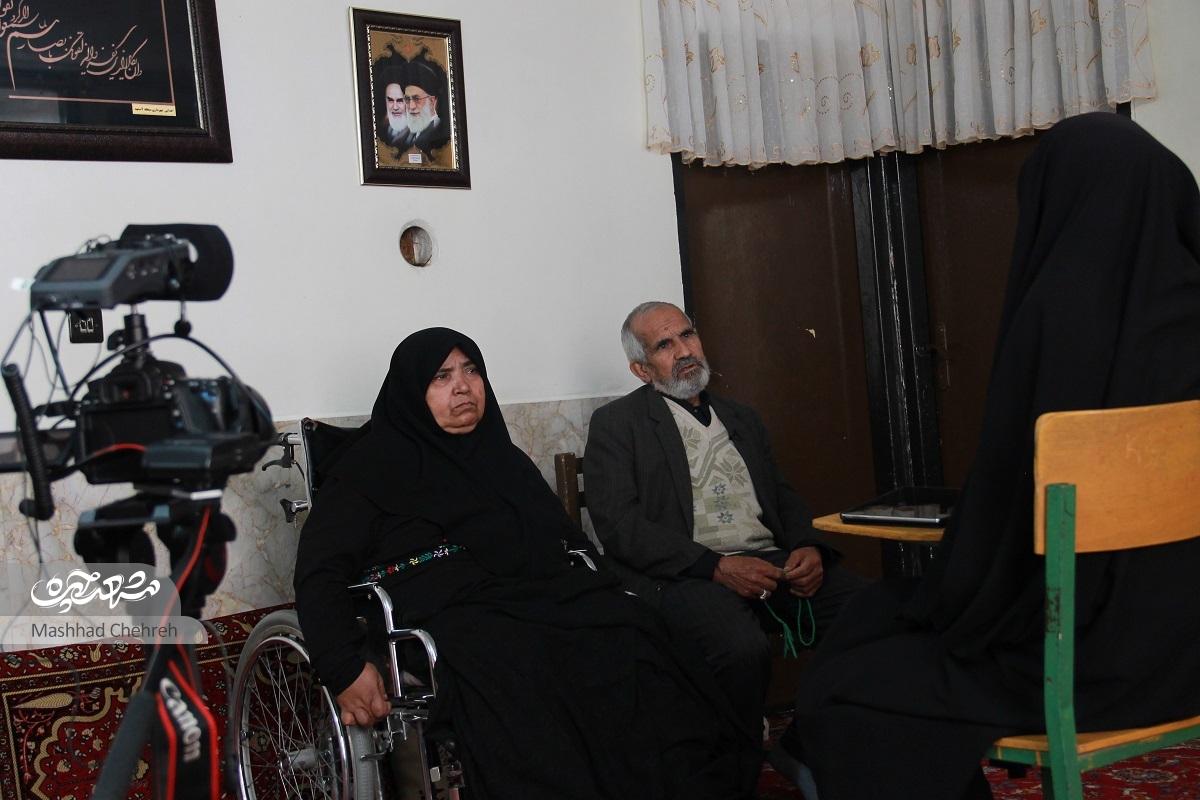 پرستار سال‌های جنگ، روی صندلی چرخدار، دختران بی‌سرپرست طرق را یاری می‌کند