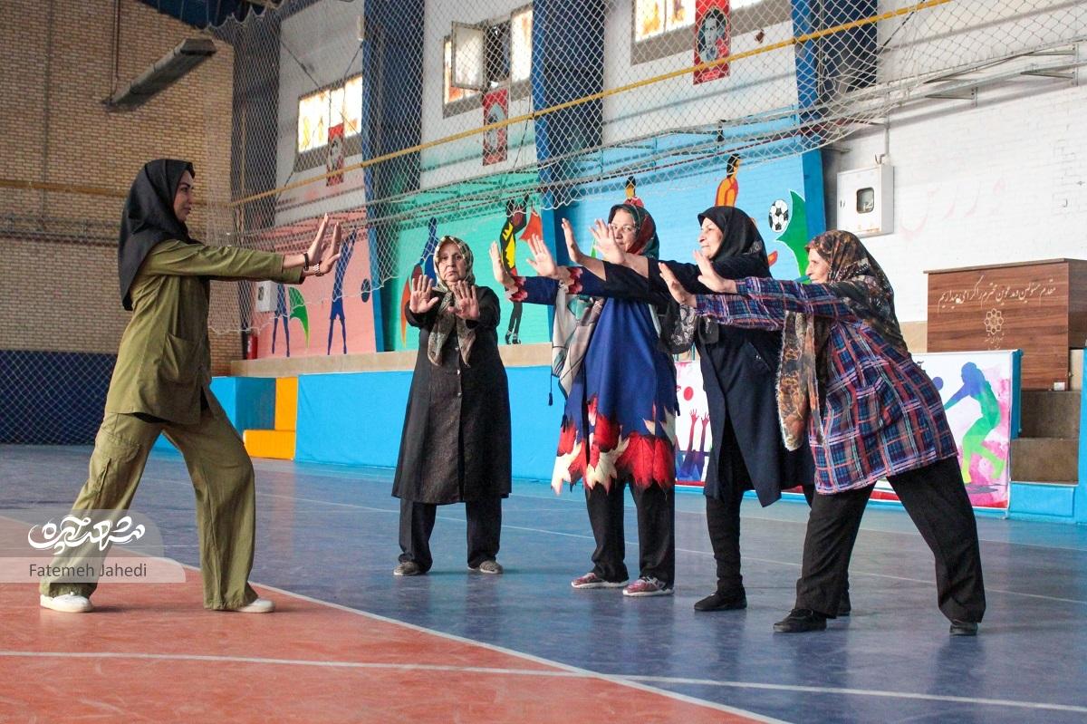 عمهخانم و رفقای ورزشکارش در سالن ورزشی شهیدمغنیه عمهخانم و رفقای ورزشکارش در سالن ورزشی شهیدمغنیه