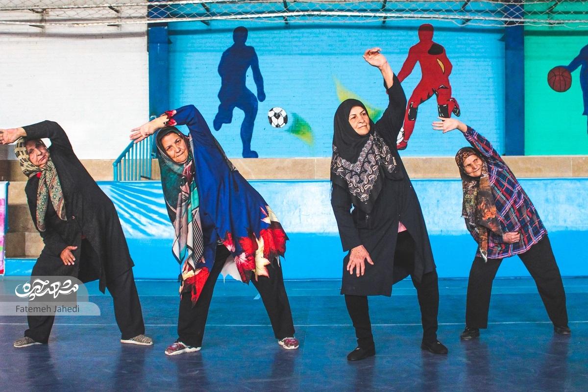 عمهخانم و رفقای ورزشکارش در سالن ورزشی شهیدمغنیه عمهخانم و رفقای ورزشکارش در سالن ورزشی شهیدمغنیه