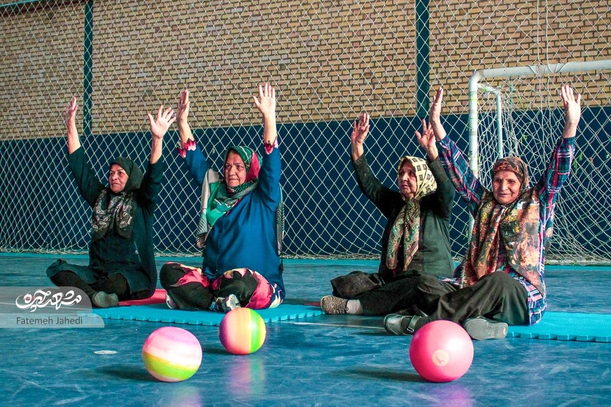 عمهخانم و رفقای ورزشکارش در سالن ورزشی شهیدمغنیه عمهخانم و رفقای ورزشکارش در سالن ورزشی شهیدمغنیه