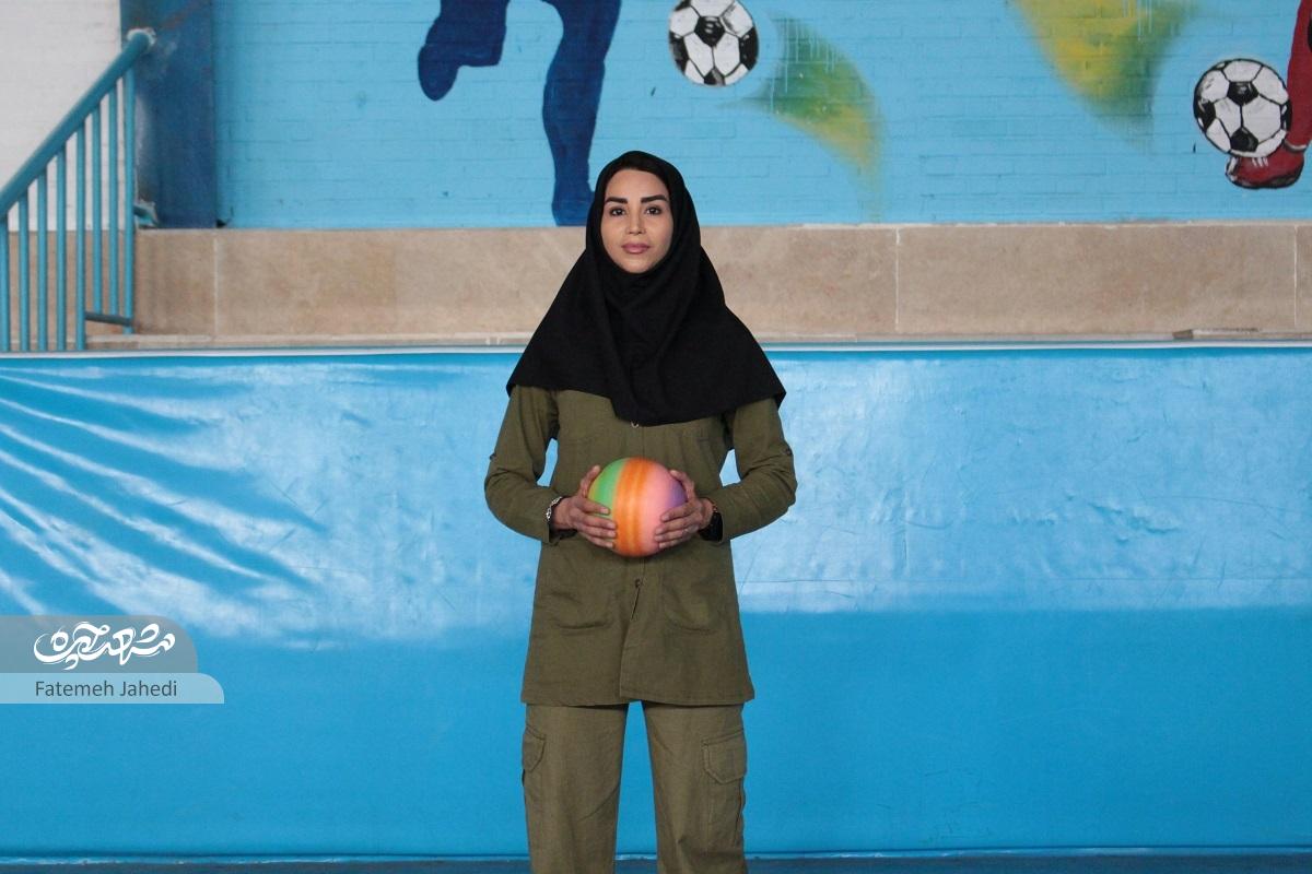 عمهخانم و رفقای ورزشکارش در سالن ورزشی شهیدمغنیه عمهخانم و رفقای ورزشکارش در سالن ورزشی شهیدمغنیه