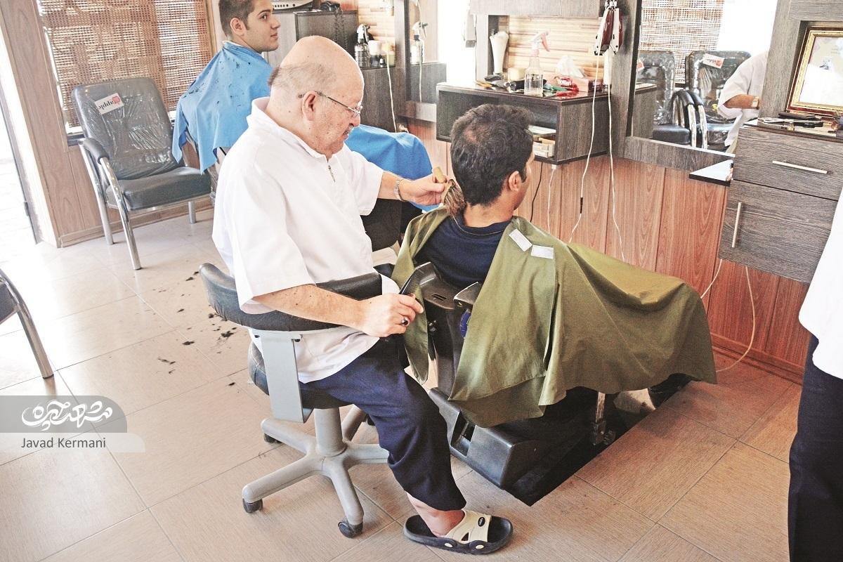 حسین راشدی، معلول محله سیدرضی مدتهاست آرایشگری میکند حسین راشدی، معلول محله سیدرضی مدتهاست آرایشگری میکند