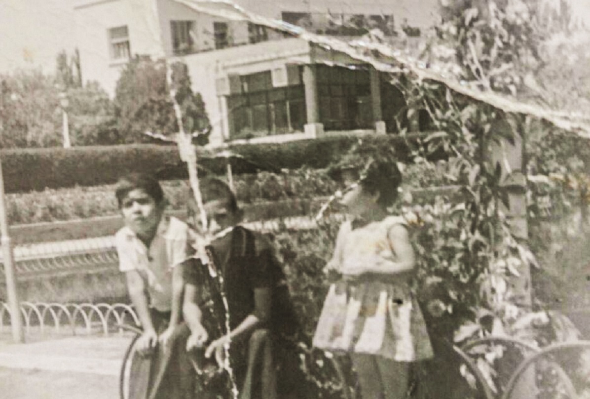 پای خاطرات دفتریار احمدآبادی که با نگاهی دیگر به شغلش در 26سال، اطلاعات بسیاری از هویت و فرهنگ شهرمان کسب کرده استبچه «ایستگاه برق و بنفشه» پای خاطرات دفتریار احمدآبادی که با نگاهی دیگر به شغلش در 26سال، اطلاعات بسیاری از هویت و فرهنگ شهرمان کسب کرده استبچه «ایستگاه برق و بنفشه»