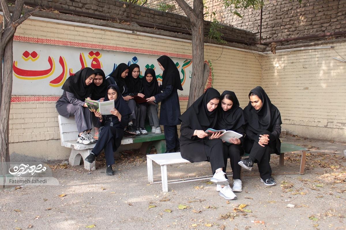 مشهورترین موضوع انشای دهه ۶۰ پیش روی دختران دبیرستان «شهرآرا»